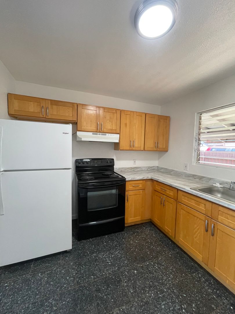 3 bedroom, 2 bath, 920 sq/ft, 1 parking – photo 1 of 23