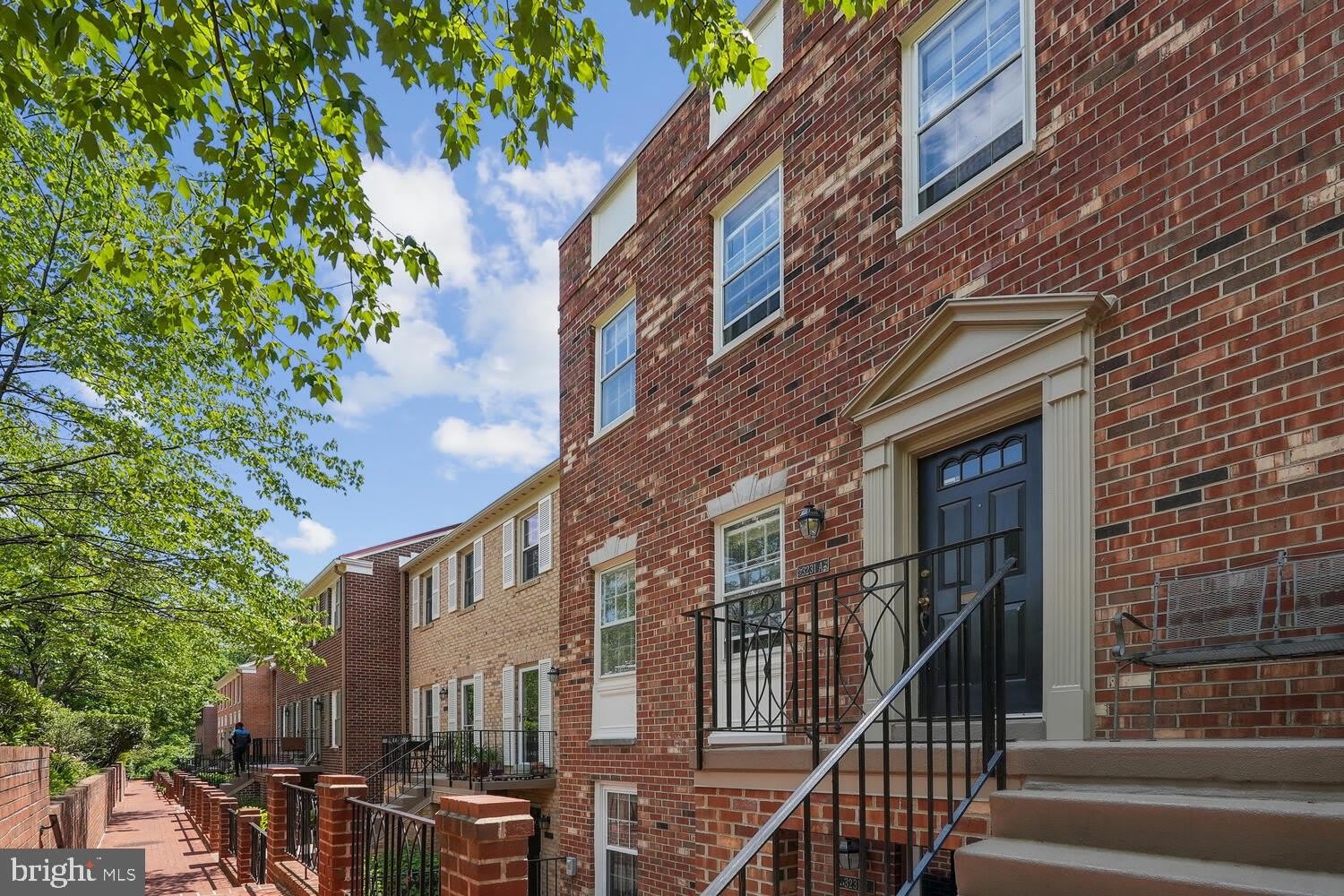 3231 SUTTON Place NW – photo 1