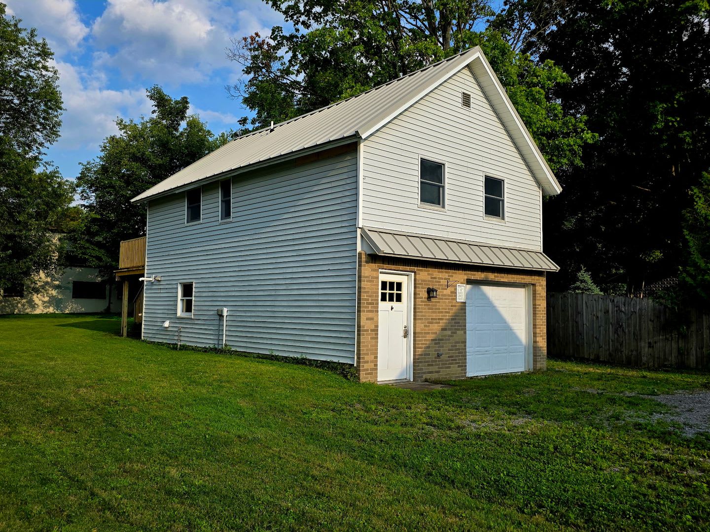 Excellent Updated One-Bedroom Apartment in West Valley – Private Deck and Laundry! – photo 1 of 23