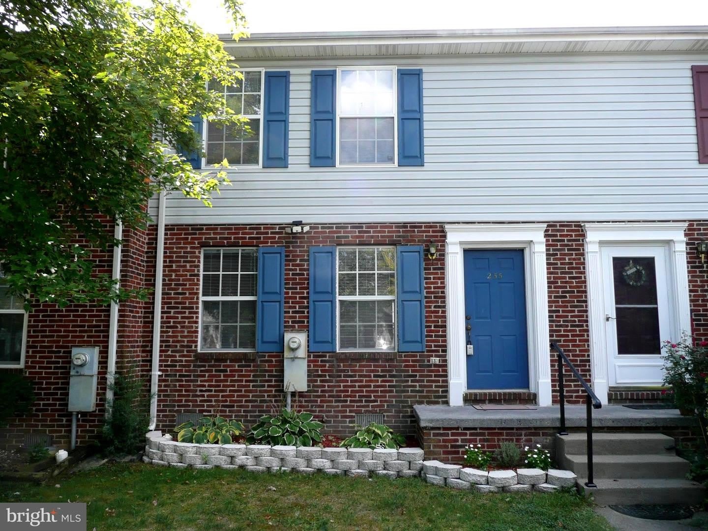 255 WATERFORD LN – photo 1 of 20