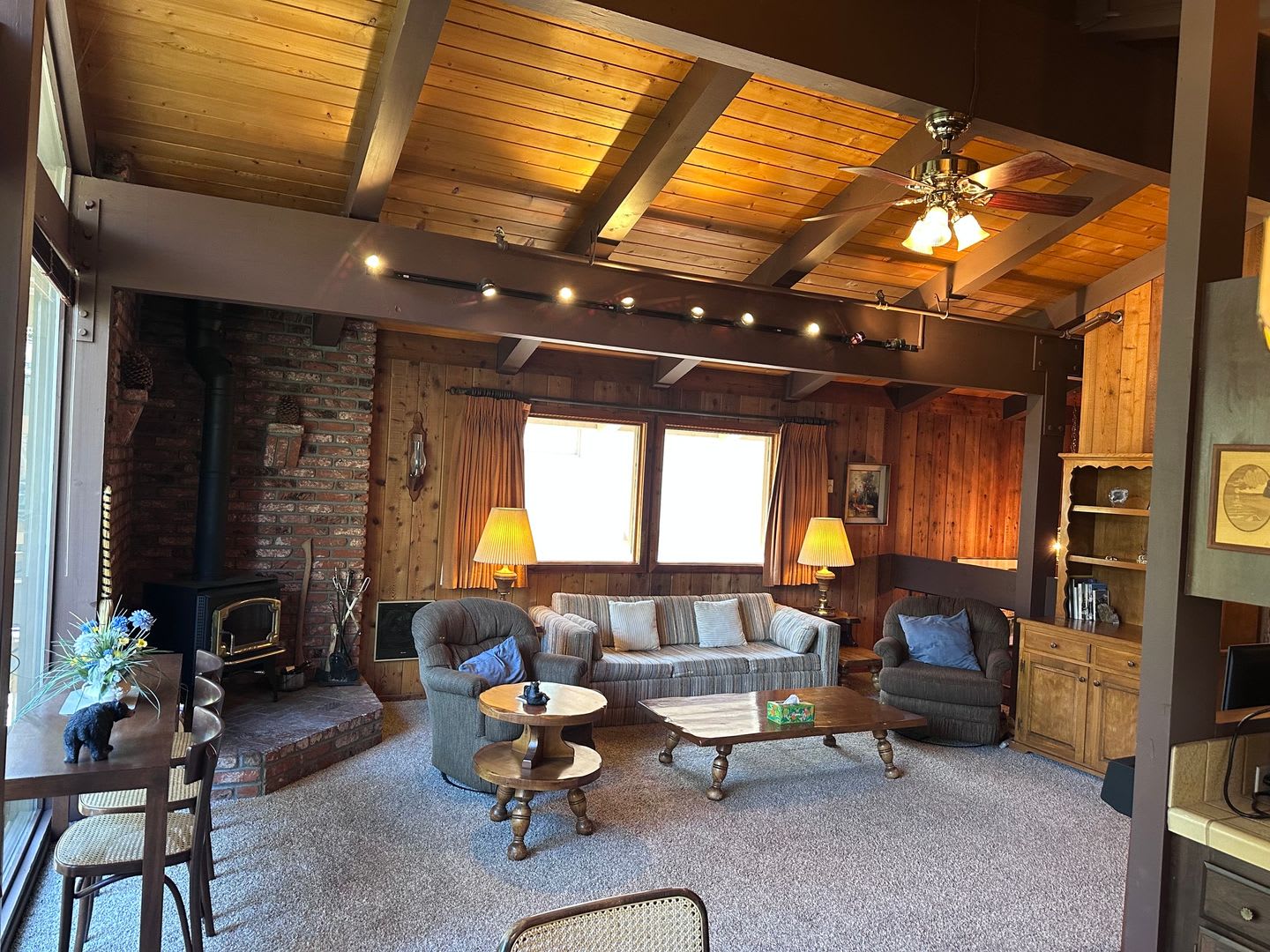 Spacious Furnished 3BD + Den / 3BA Mountain Condo – photo 1 of 25