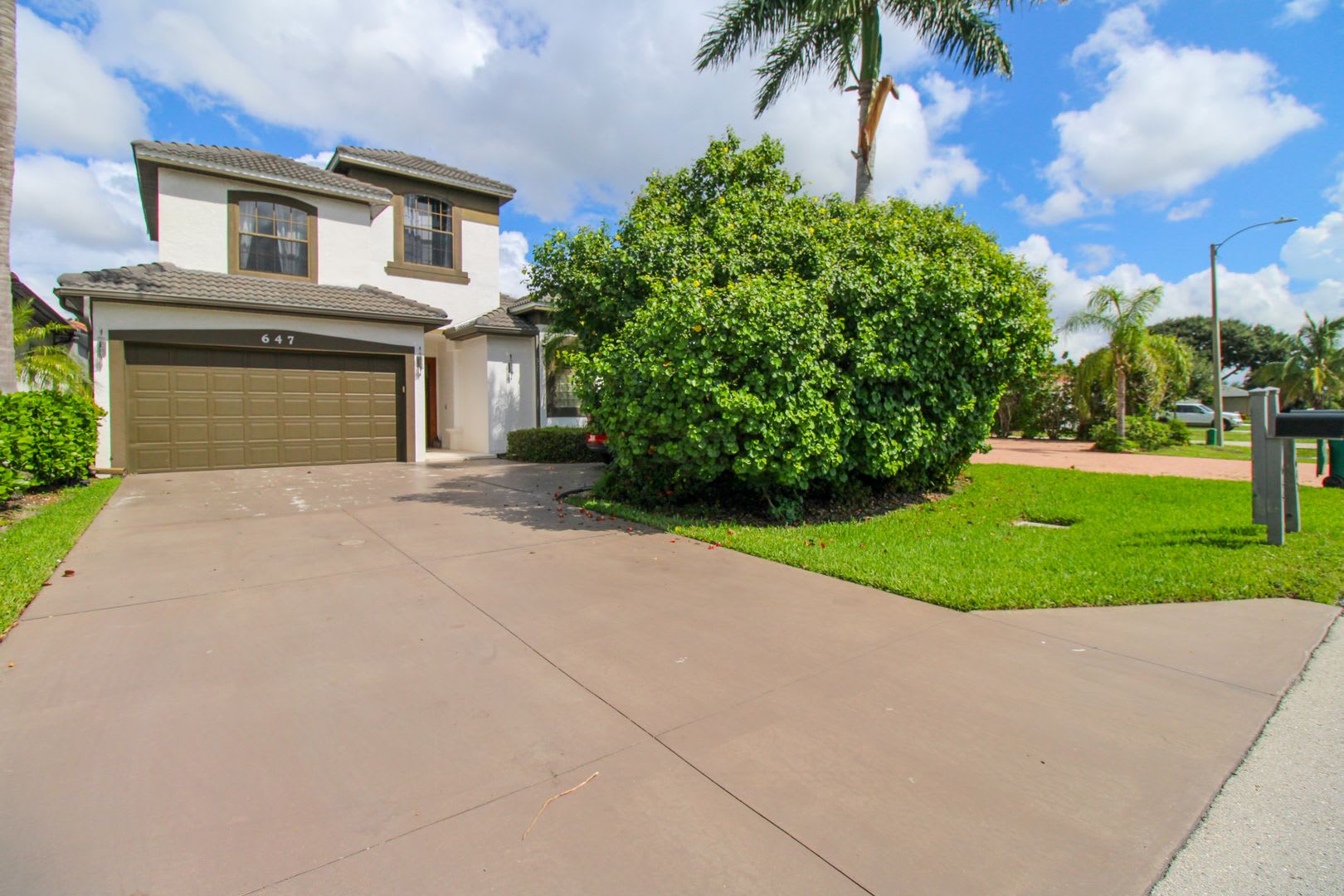 Luxury Modern Zen Retreat Home In Naples Park Walk To The Beach 4Br 4Ba Private Pool Spa Fully Remodeled Mercato Offered Furnished Seasonally Weekly Or Annually No Hoa Process So Move In Today Ready For A Tenant – photo 1 of 87