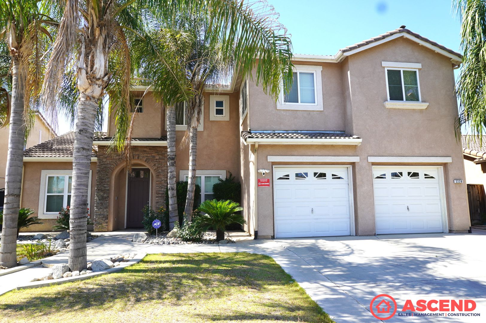 Move-In Special! Deposit Moves You In! Beautiful 5-Bedroom Home with Fireplace &amp; Garage in Delano – photo 1 of 27