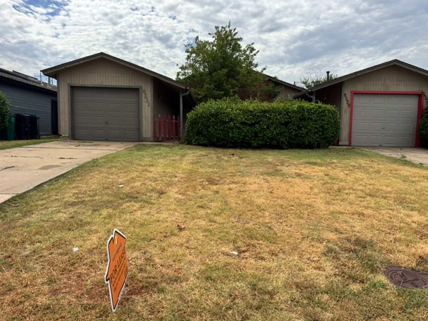 2 Bedrooms A Flex Space For Rent 1 And 1 2 Baths With A 1 Car Garage Duplex For In Sw Okc Near S Western And I 240 – photo 1