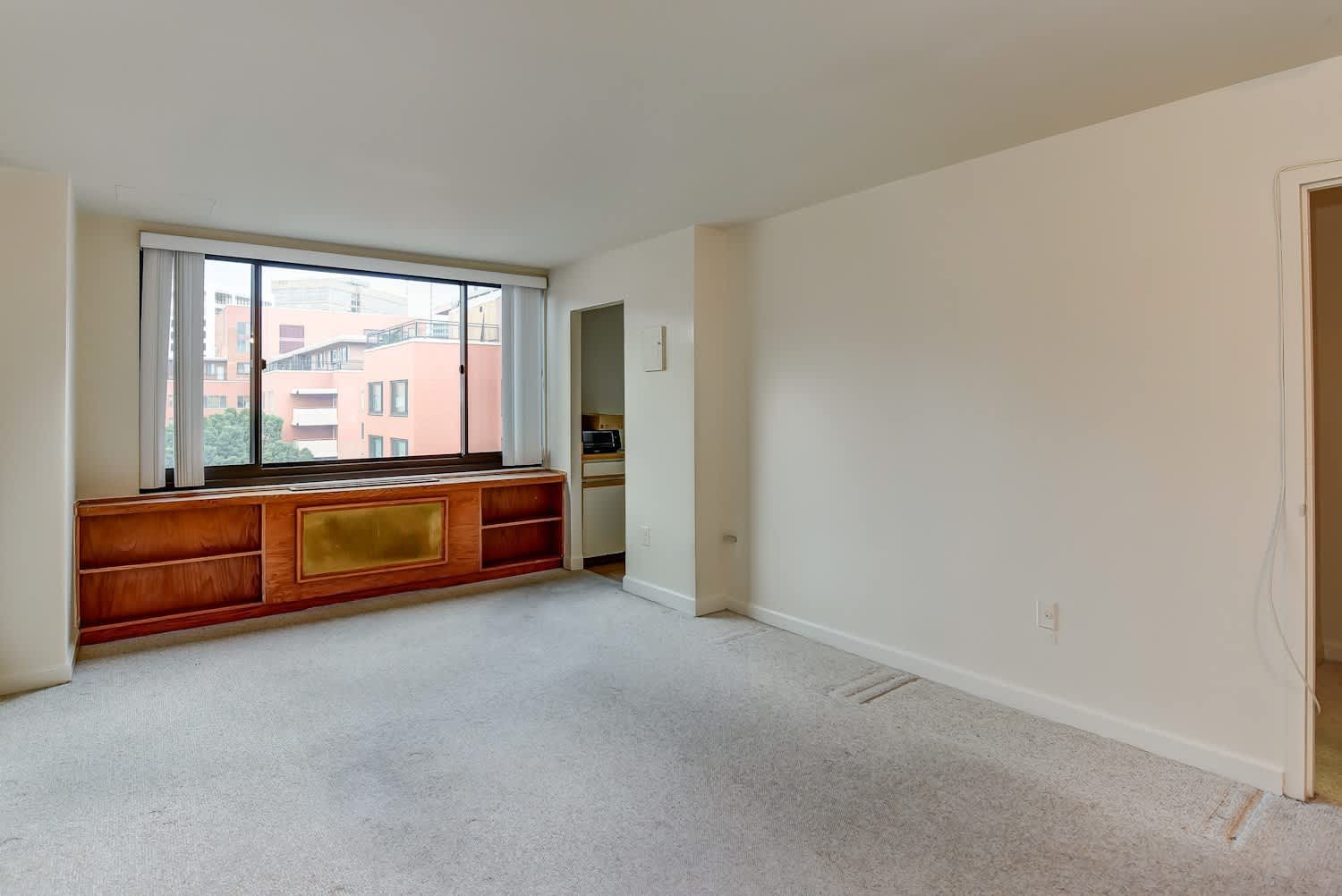 Spacious & Bright Studio at River Place East – photo 1