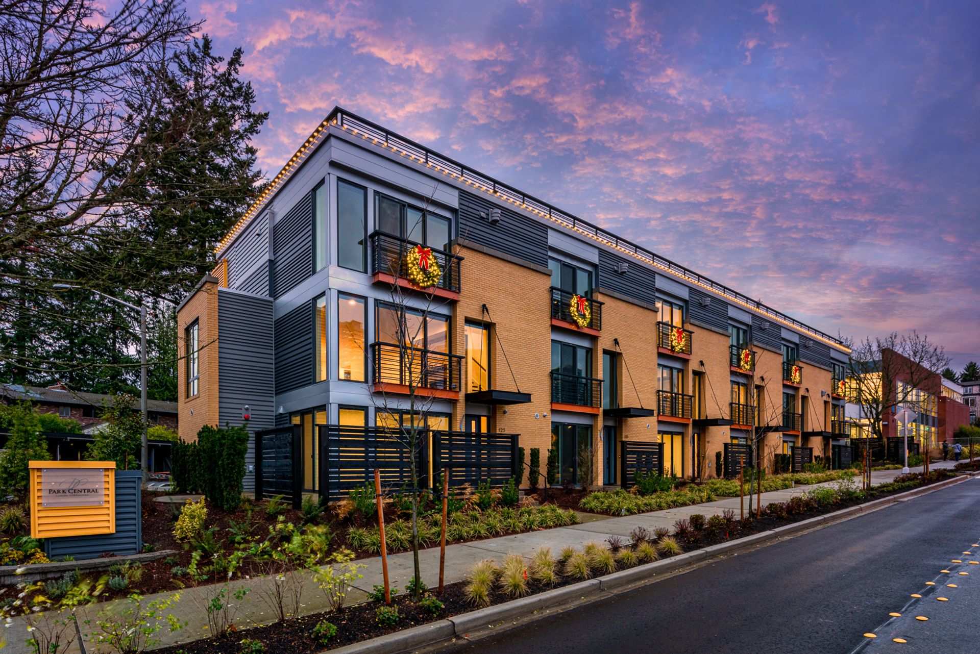 Park Central Townhomes 4 Stories 3 Bedrooms 31 2 Bathrooms 2 Car Garage And A Rooftop Deck With A View – photo 1