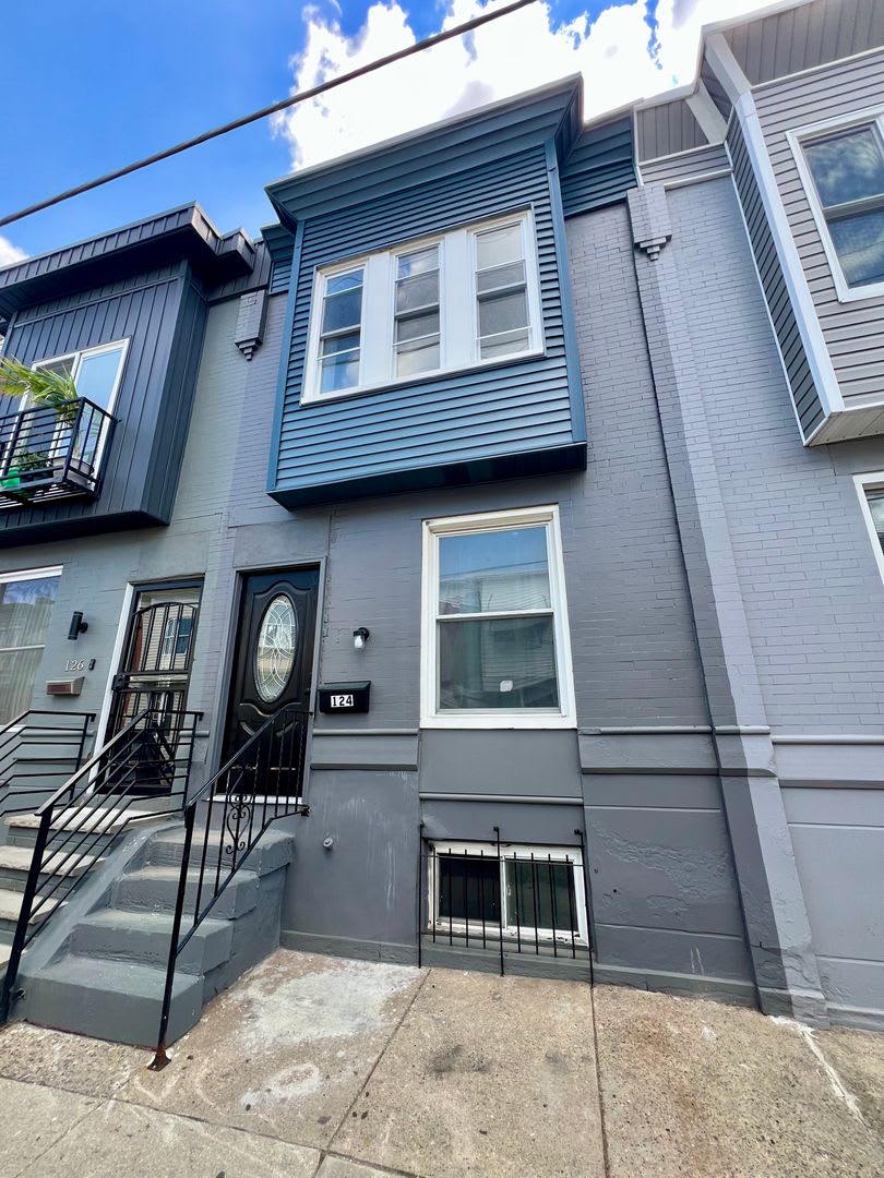 Newly Renovated 3-Bedroom Townhome in Fairhill! Available NOW! – photo 1