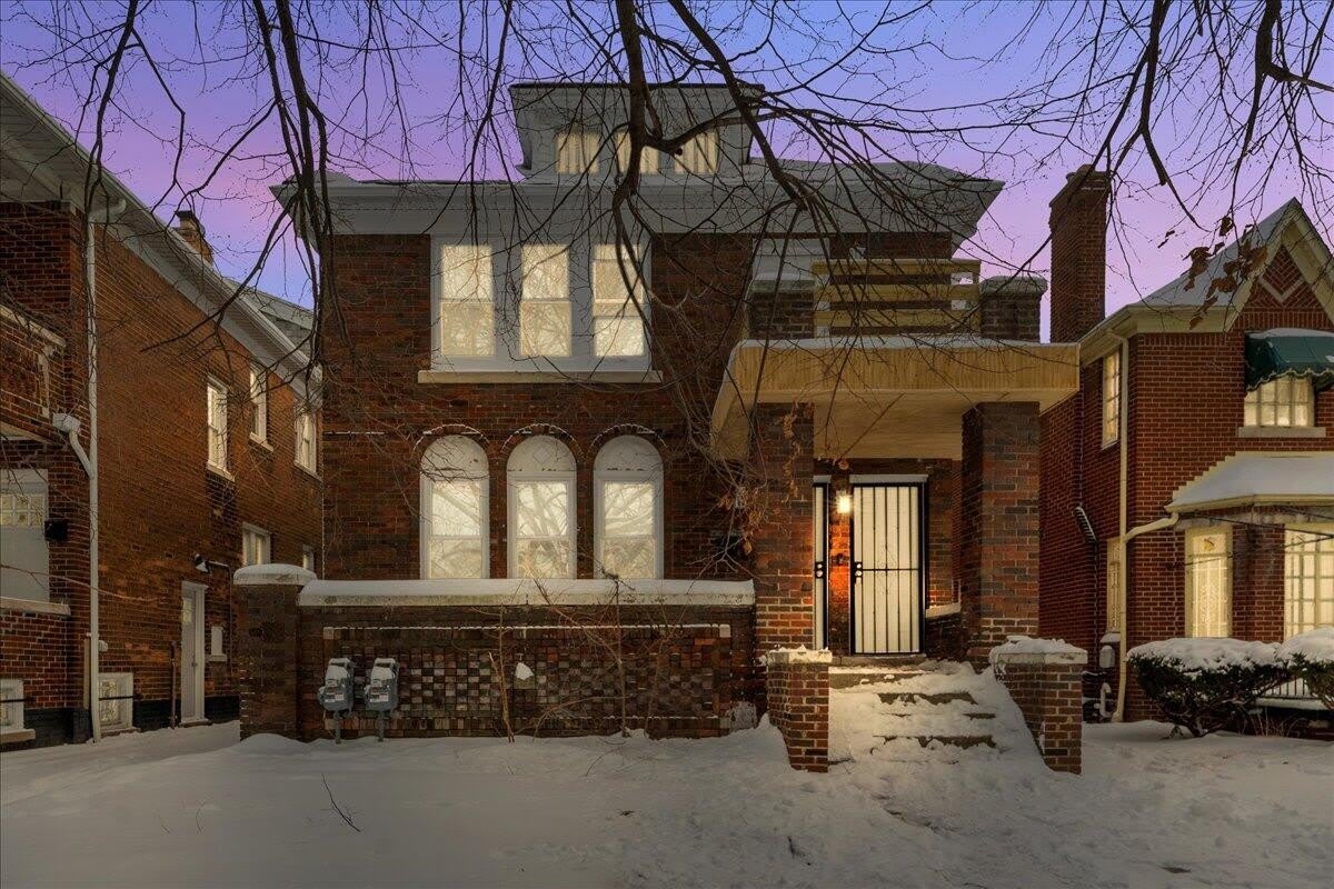 2725 Leslie Street – photo 1