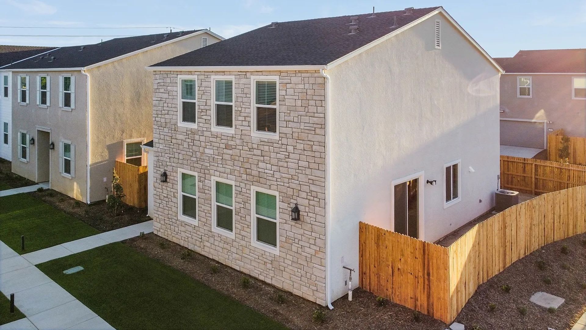 Brand-New 3BD/2.5BA Home in Southwest Bakersfield Modern Finishes, Solar & 2-Car Garage – photo 1
