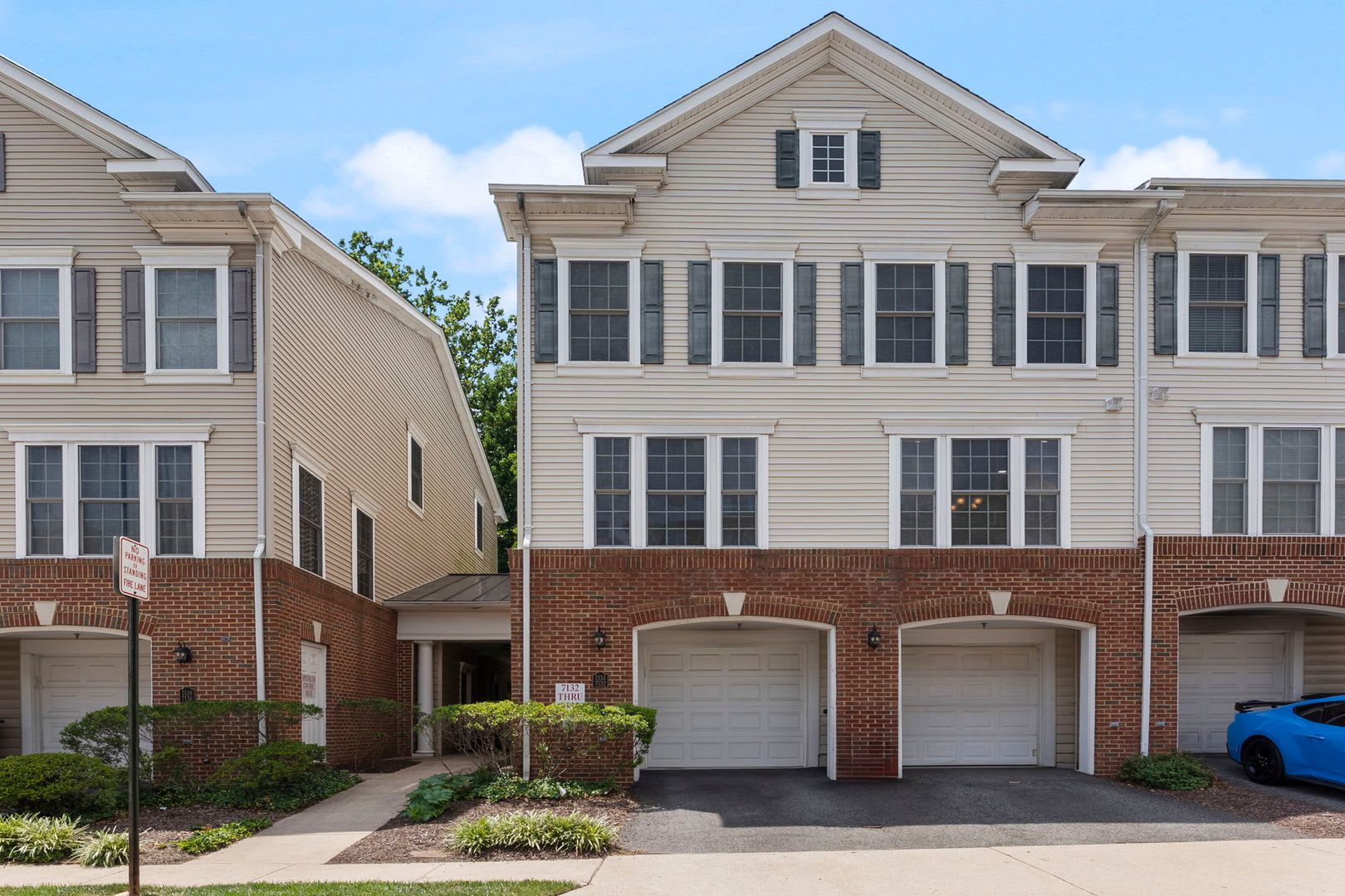 Beautifully Maintained Alexandria Townhome Minutes from Fort Belvoir &amp; Old Town – photo 1 of 35