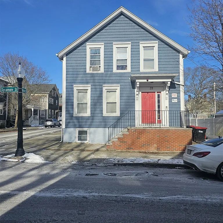 39 Sycamore St – photo 1 of 2