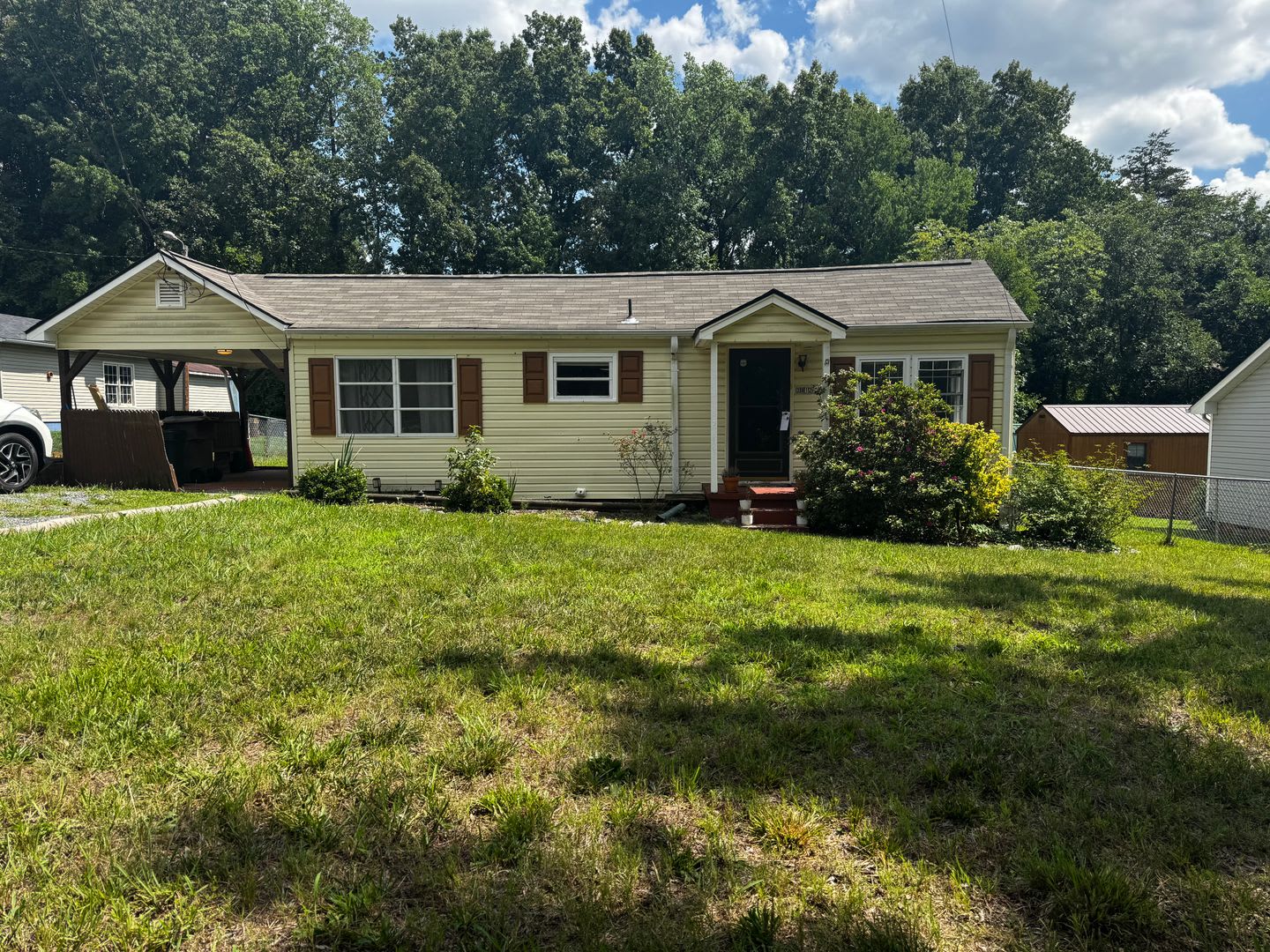Spacious 4 Bedroom Home With Large Yard In Greensboro – photo 1