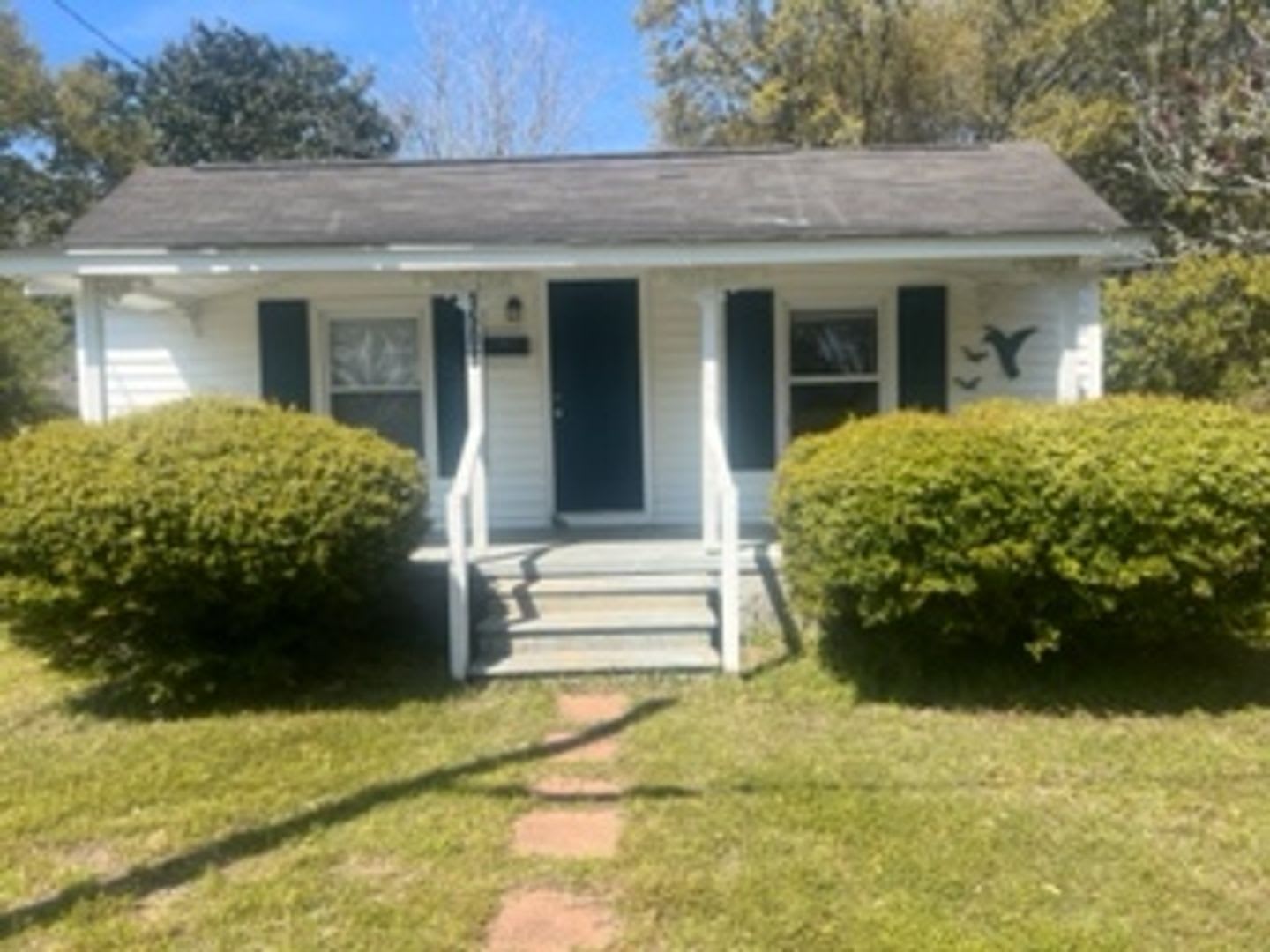 Charming Two Bedroom Home In Historic Morehead City Walking District With Dining Area And Living Room – photo 1 of 17
