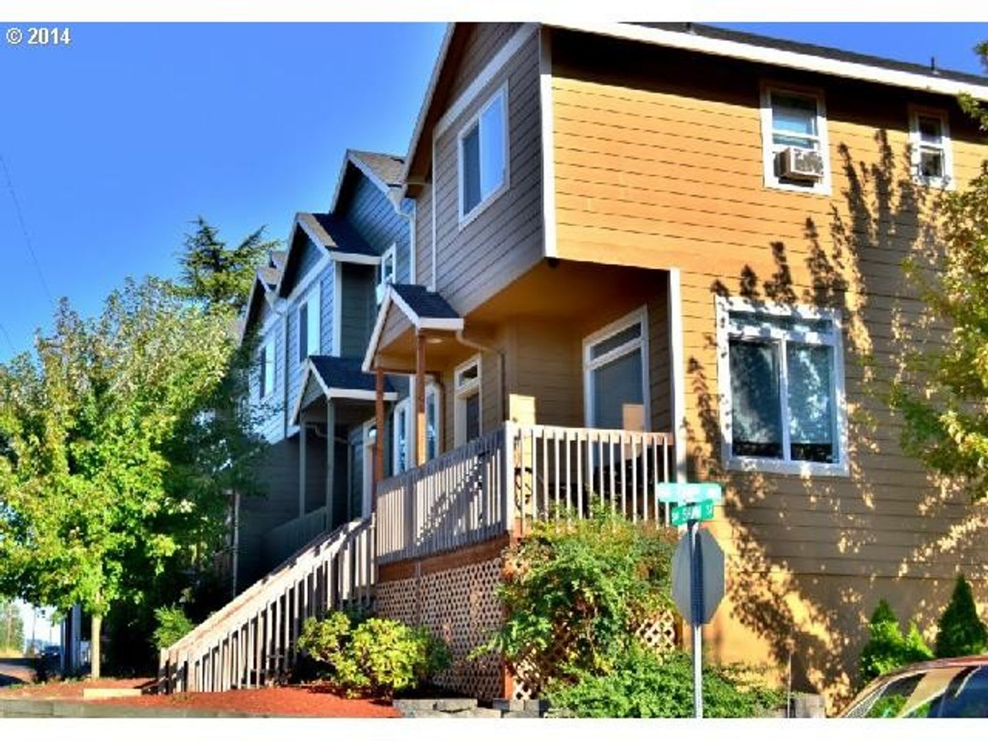 Bright Beaverton Townhome with Spacious Living Areas, Decorative Fireplace & Functional Kitchen – photo 1