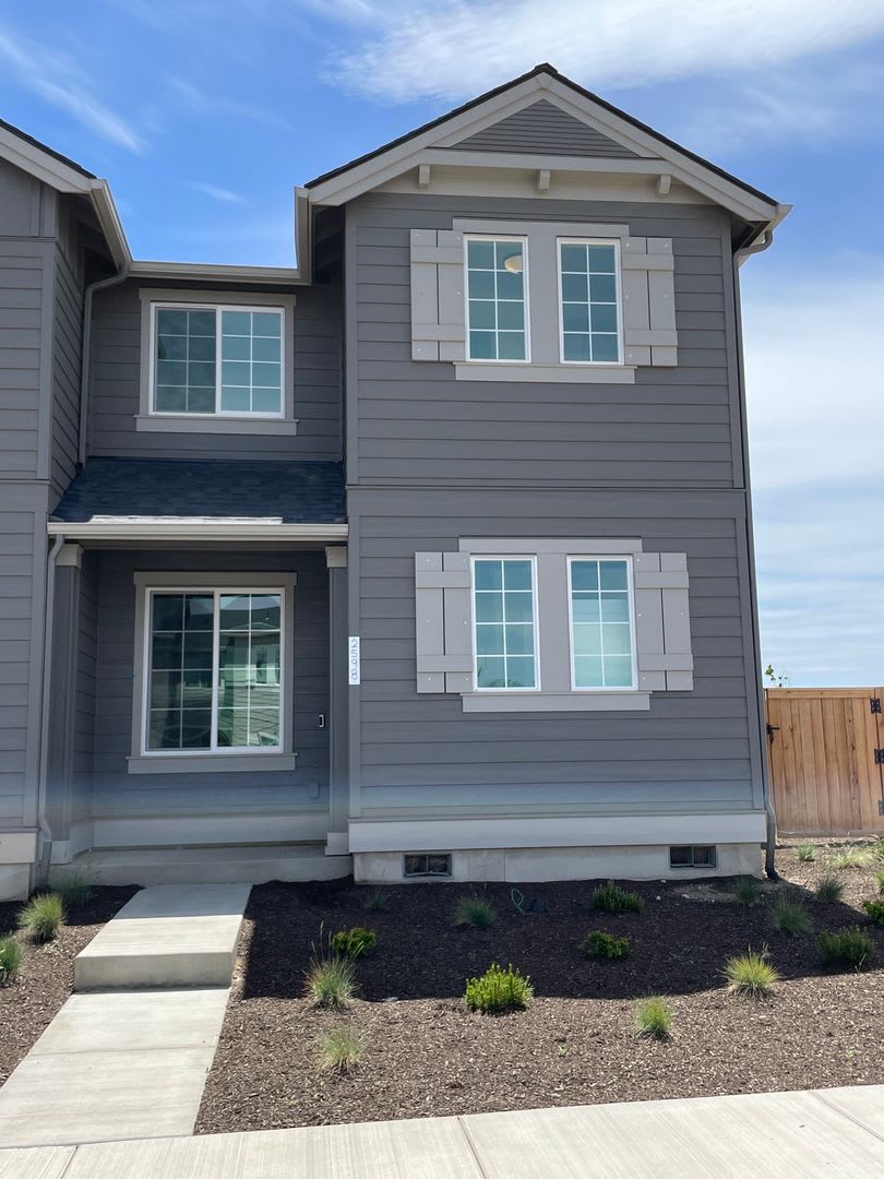 3 Bedroom / 2.5 Bathroom Townhome in NW Redmond – photo 1 of 17