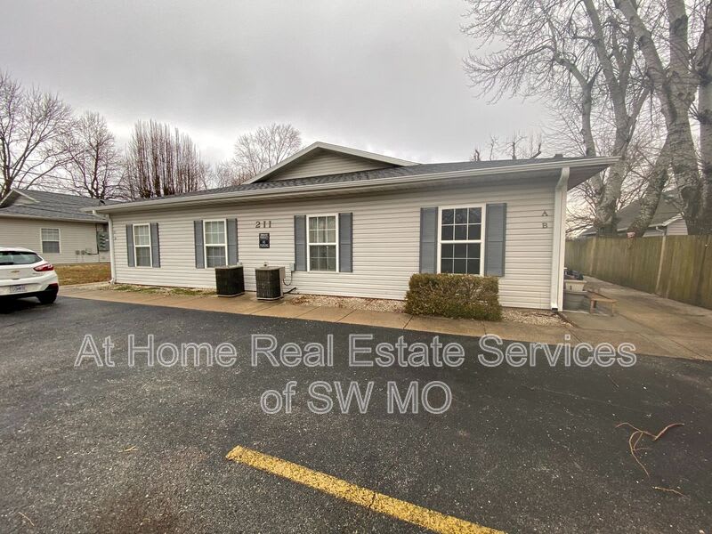 211 Robberson – photo 1 of 5