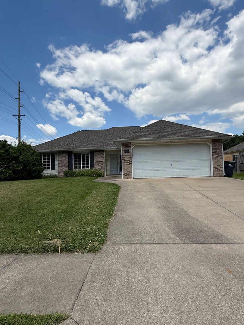 3 bed 2 bath Home with fenced in backyard – photo 1