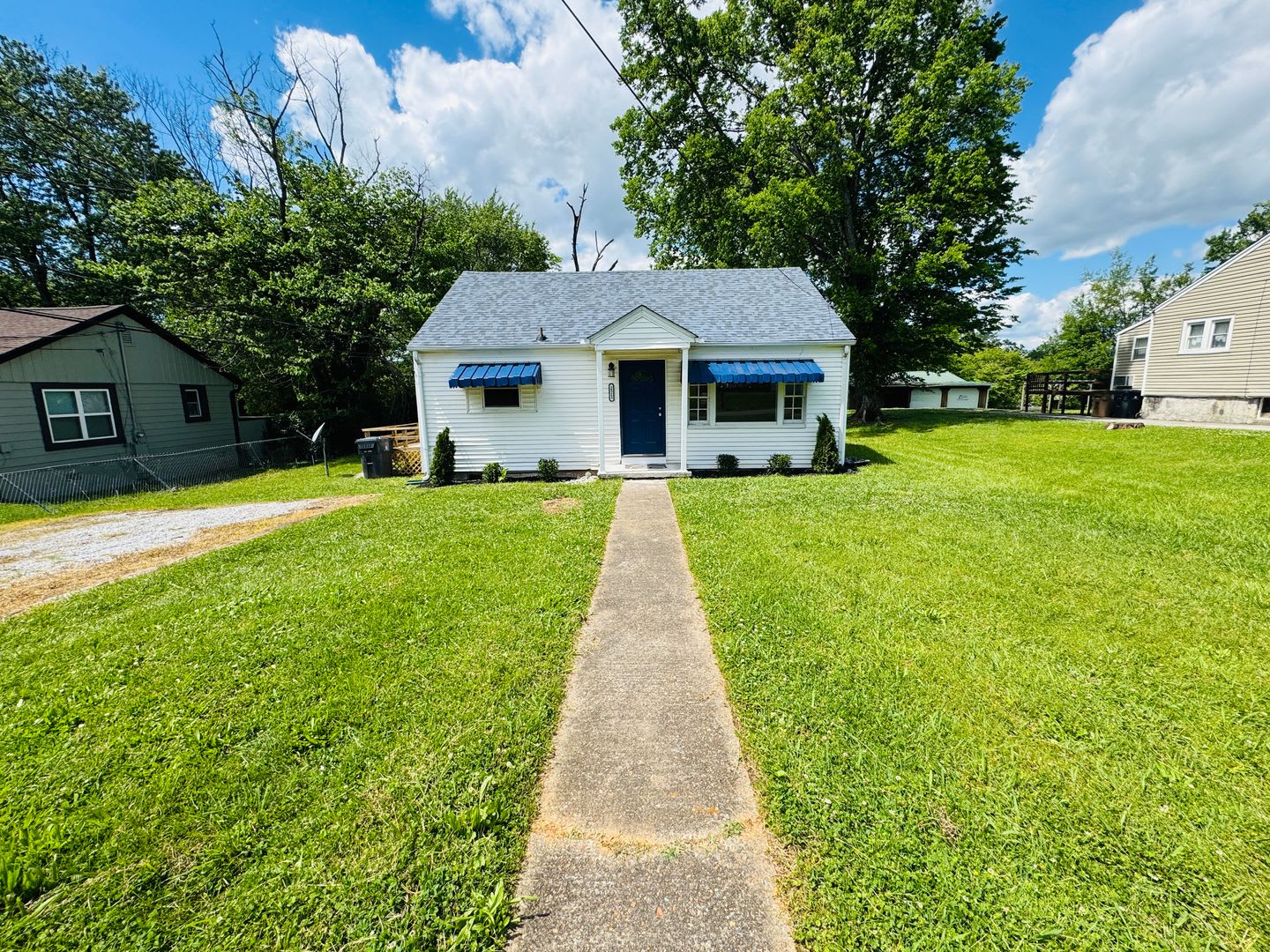 2 Bed, 1 Bath house w/ large level yard and laminate floors – photo 1
