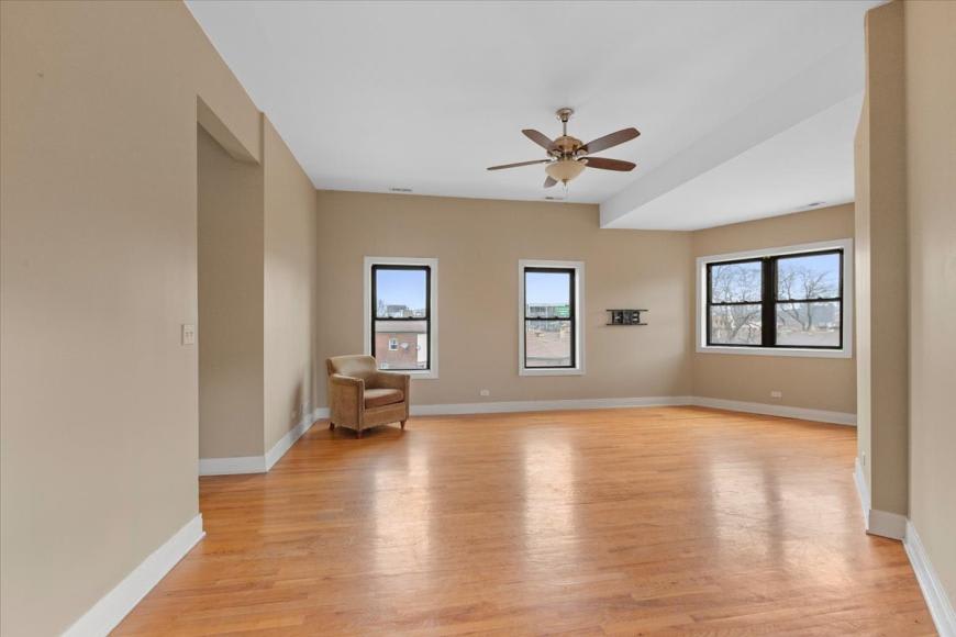 1046 N Milwaukee Avenue – photo 1