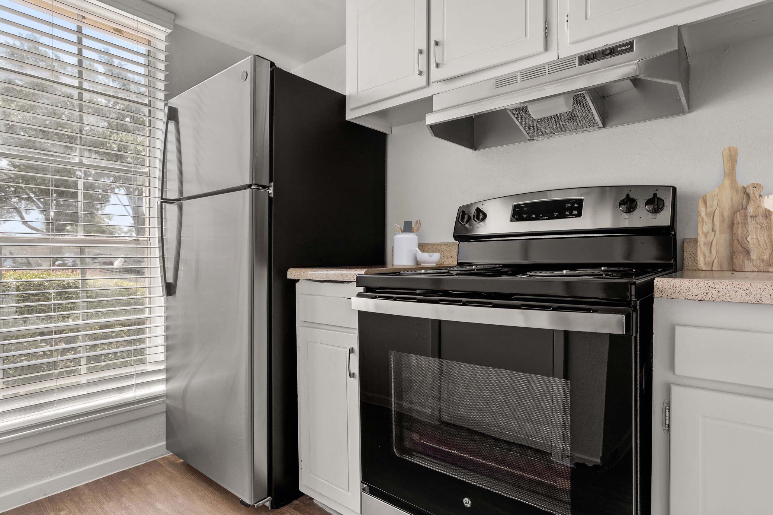 Chevy Chase Apartments – photo 1