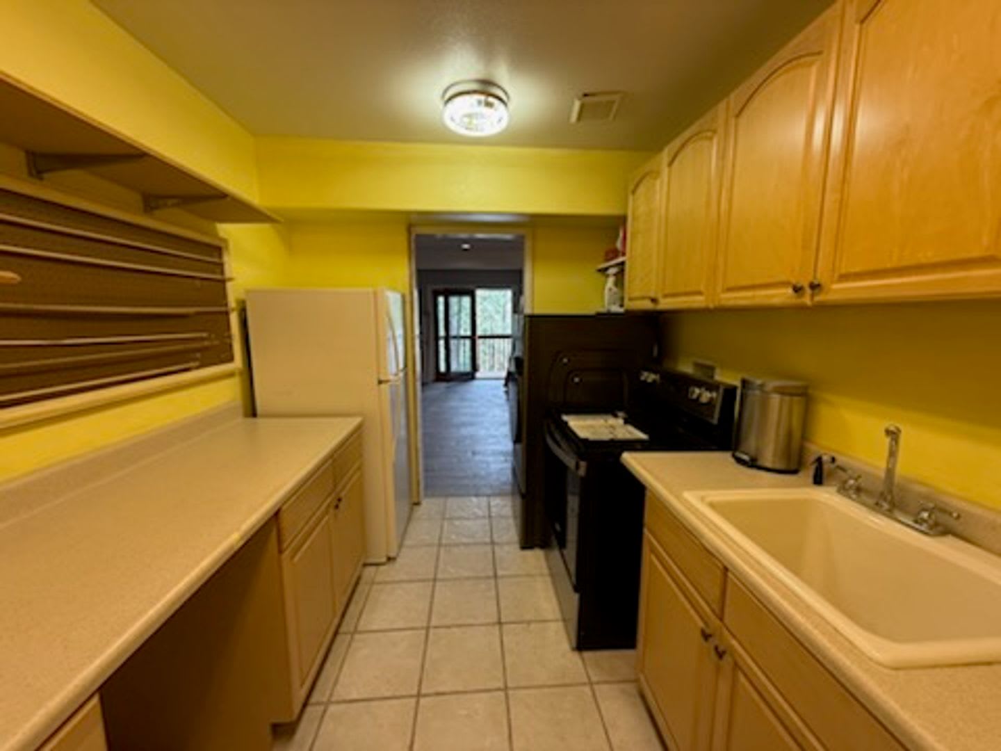 Beautiful First Floor Apartment Available in August! – photo 1 of 13