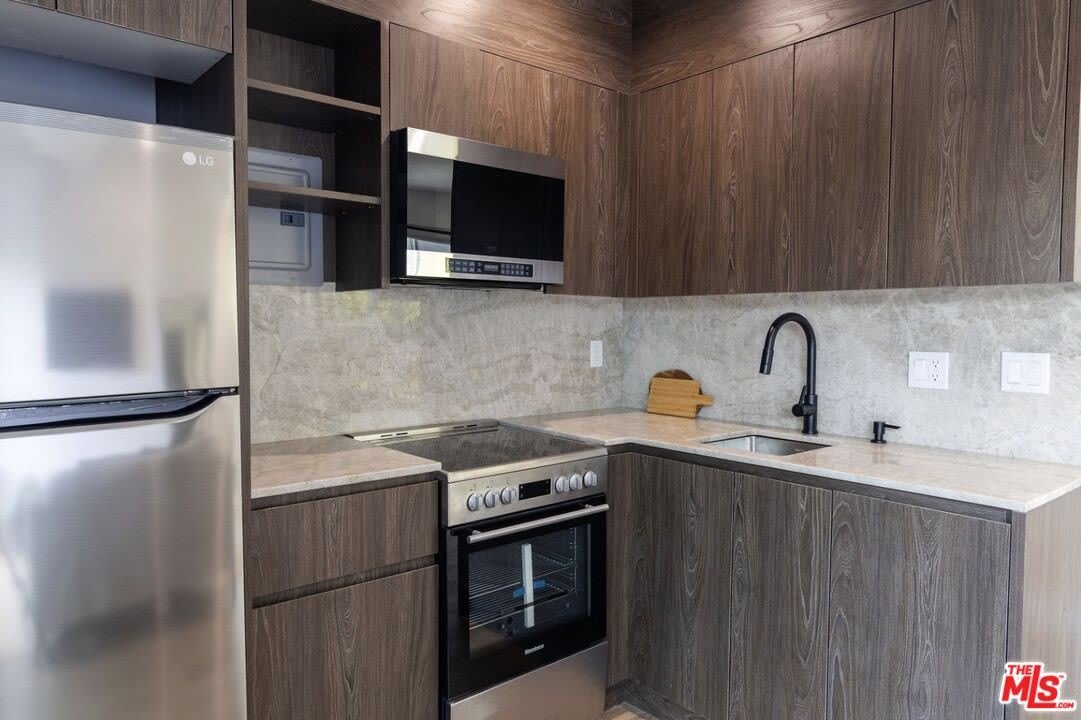 925 N Mariposa Ave – photo 1