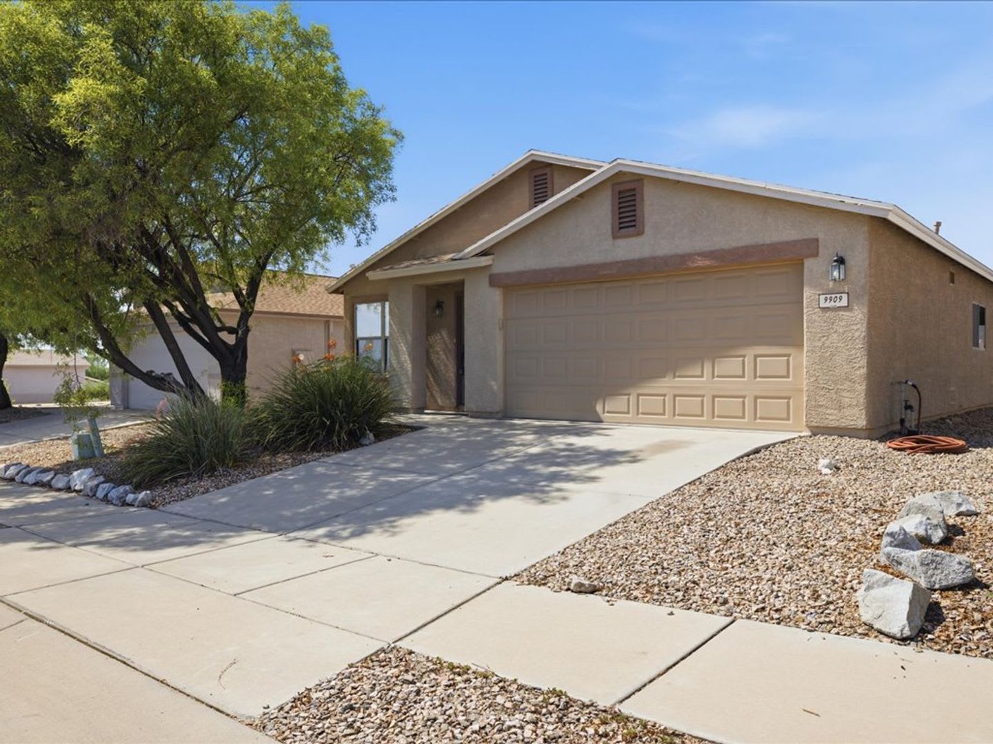 Spacious 4-Bedroom Home with Modern Features & Large Backyard! – photo 1