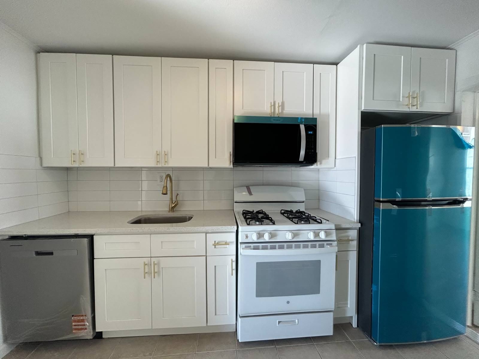 681 Rhinelander Ave – photo 1