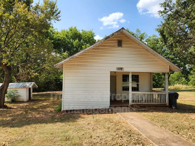 304 West Main (Asher) – photo 1 of 9