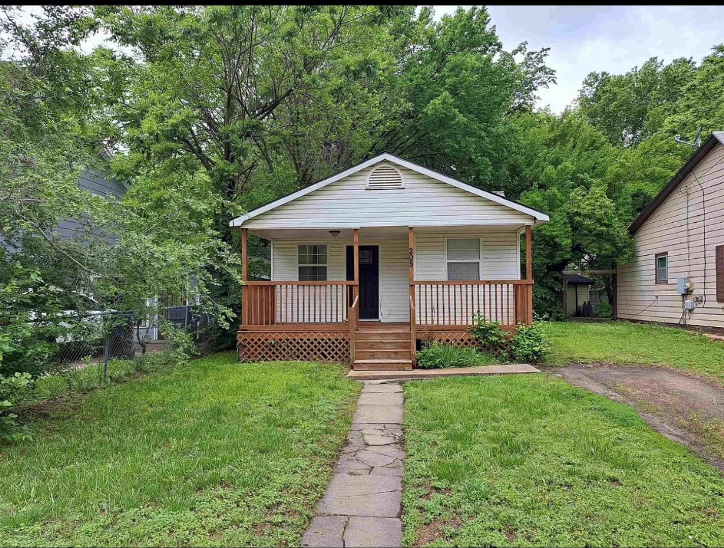 895 2 Bed 1 Bath Single Family Home – photo 1 of 9