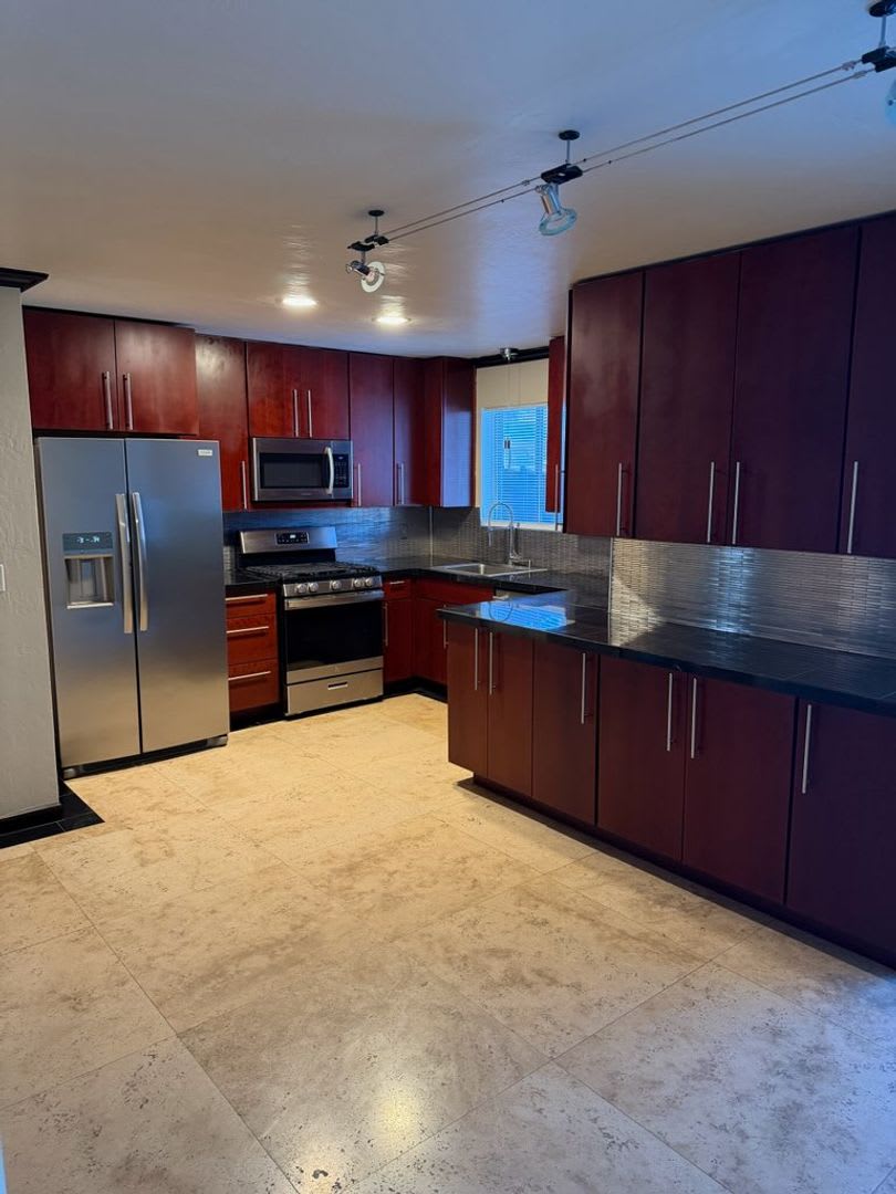 3 BEDROOM Home w/SPARKLING Pool. $2400.00 PRICE REDUCED! – photo 1
