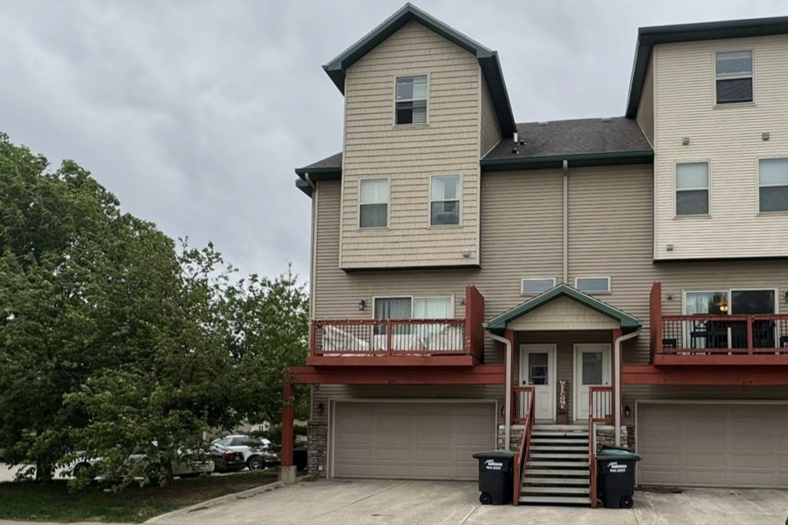 Large 3-Bedroom, 3.5-Bathroom Townhome – photo 1