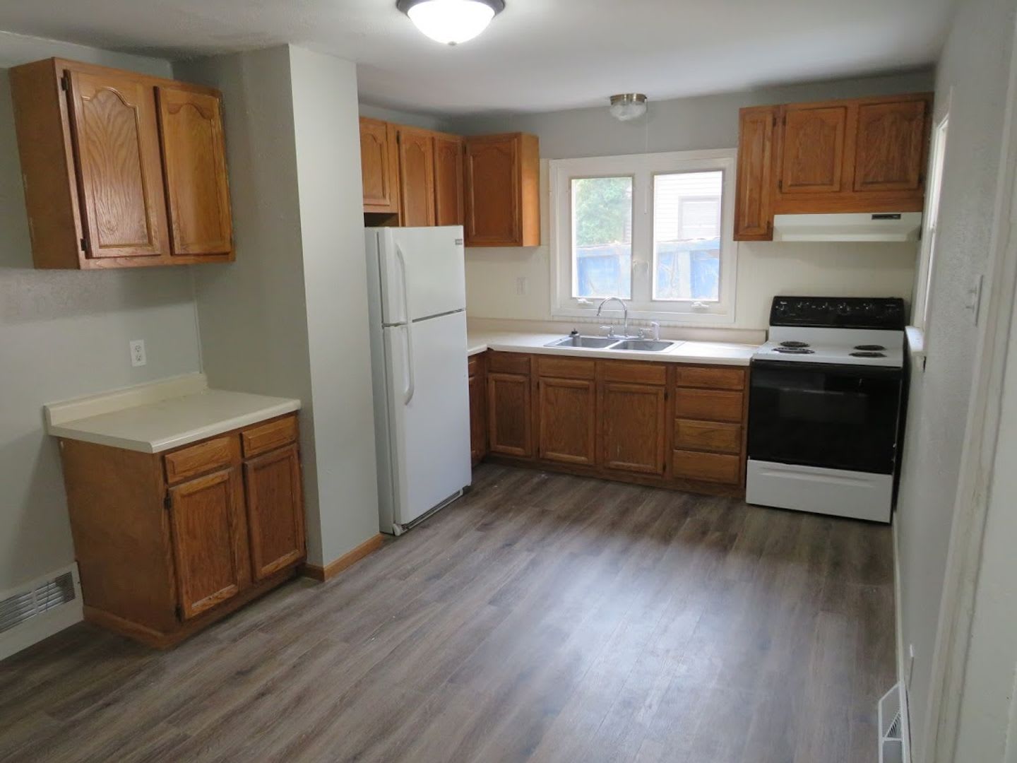 1 295 2Bd 1Ba 3406 Blakeley Ave Available 09 01 2026 – photo 1