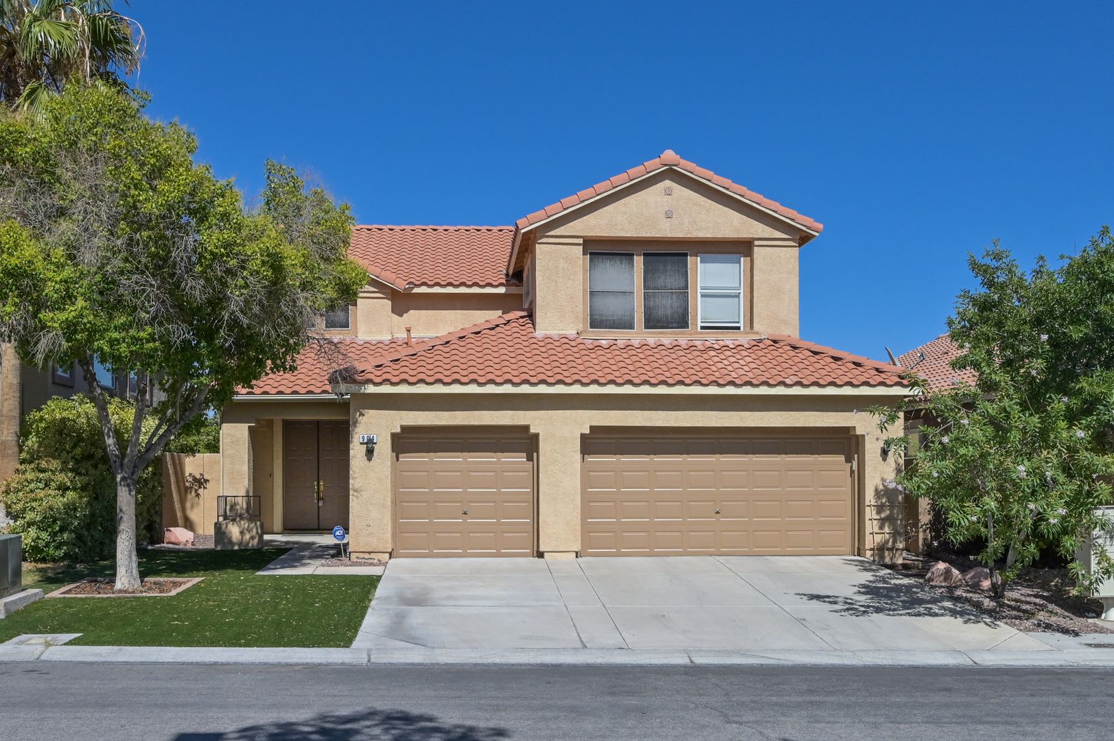 Summerlin 5 Bedroom Home W Bed Bath Downstairs 3 Car Garage Synthetic Grass In Front Yard Back Has Patio – photo 1