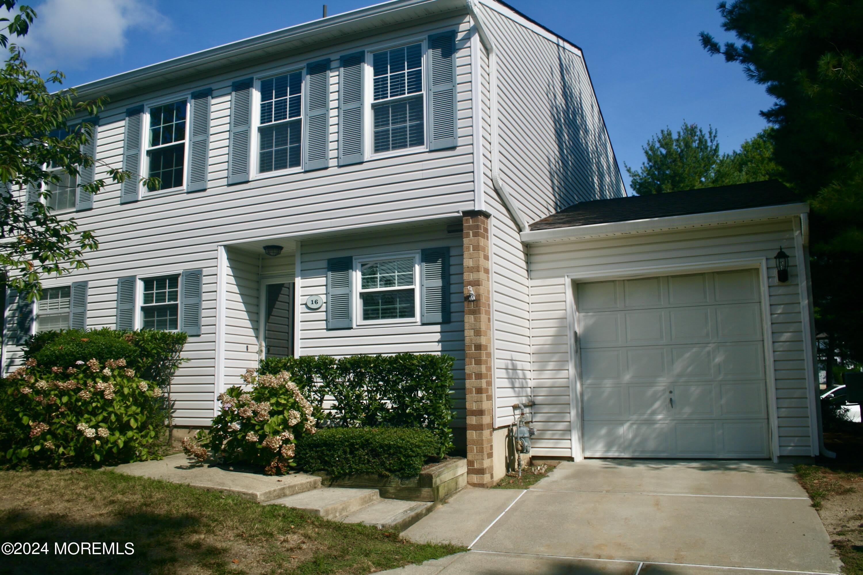 16 Apple Drive – photo 1 of 27