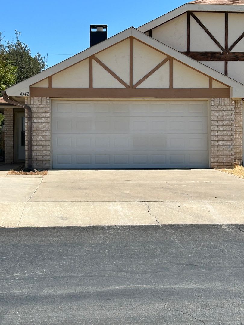 Beautiful Duplex In Esmond Estates – photo 1