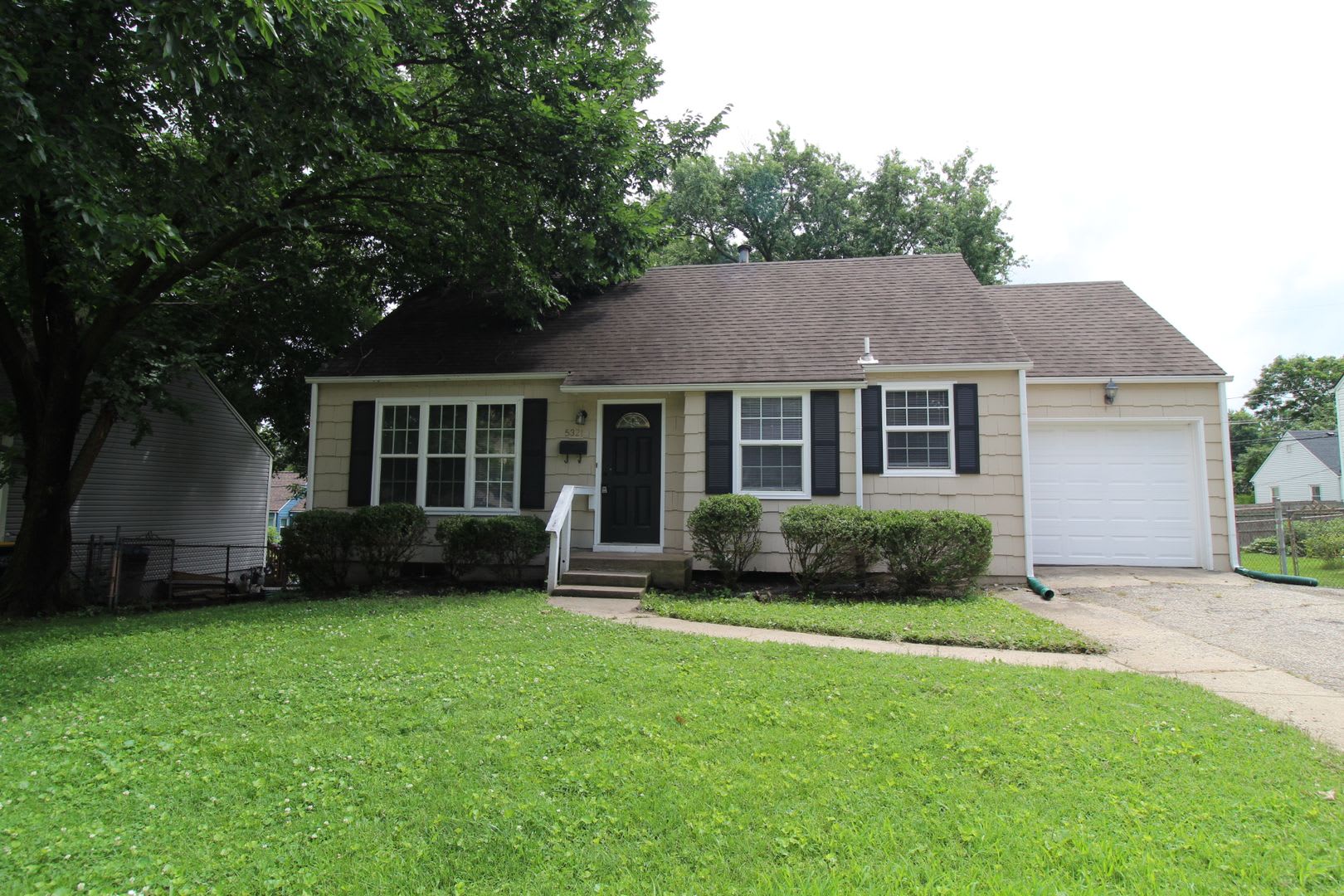 September FREE On This 2 Bedroom 1 Bath Home in Roeland Park – photo 1 of 11
