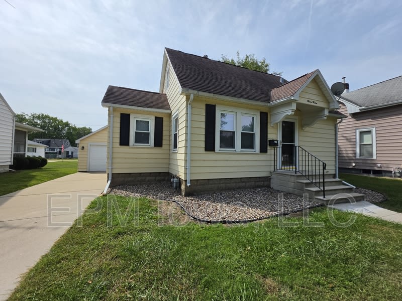 1212 Forest Avenue – photo 1
