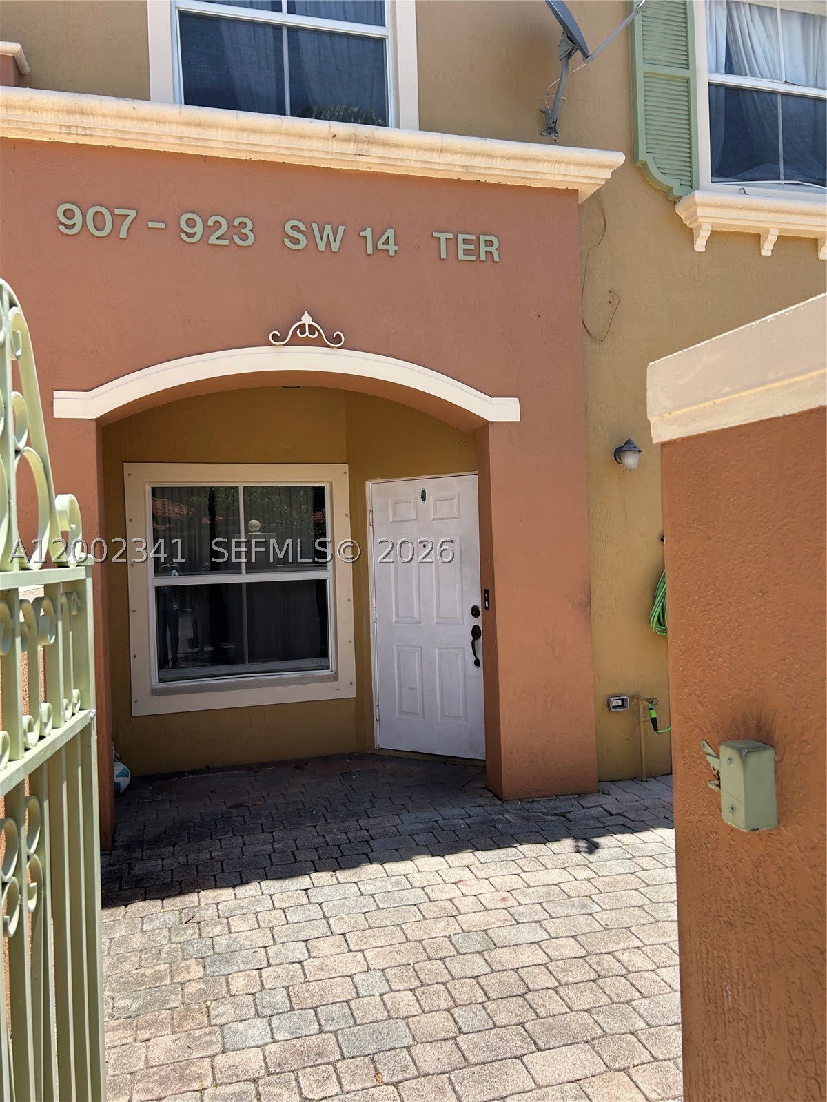 915 SW 143rd Ter – photo 1