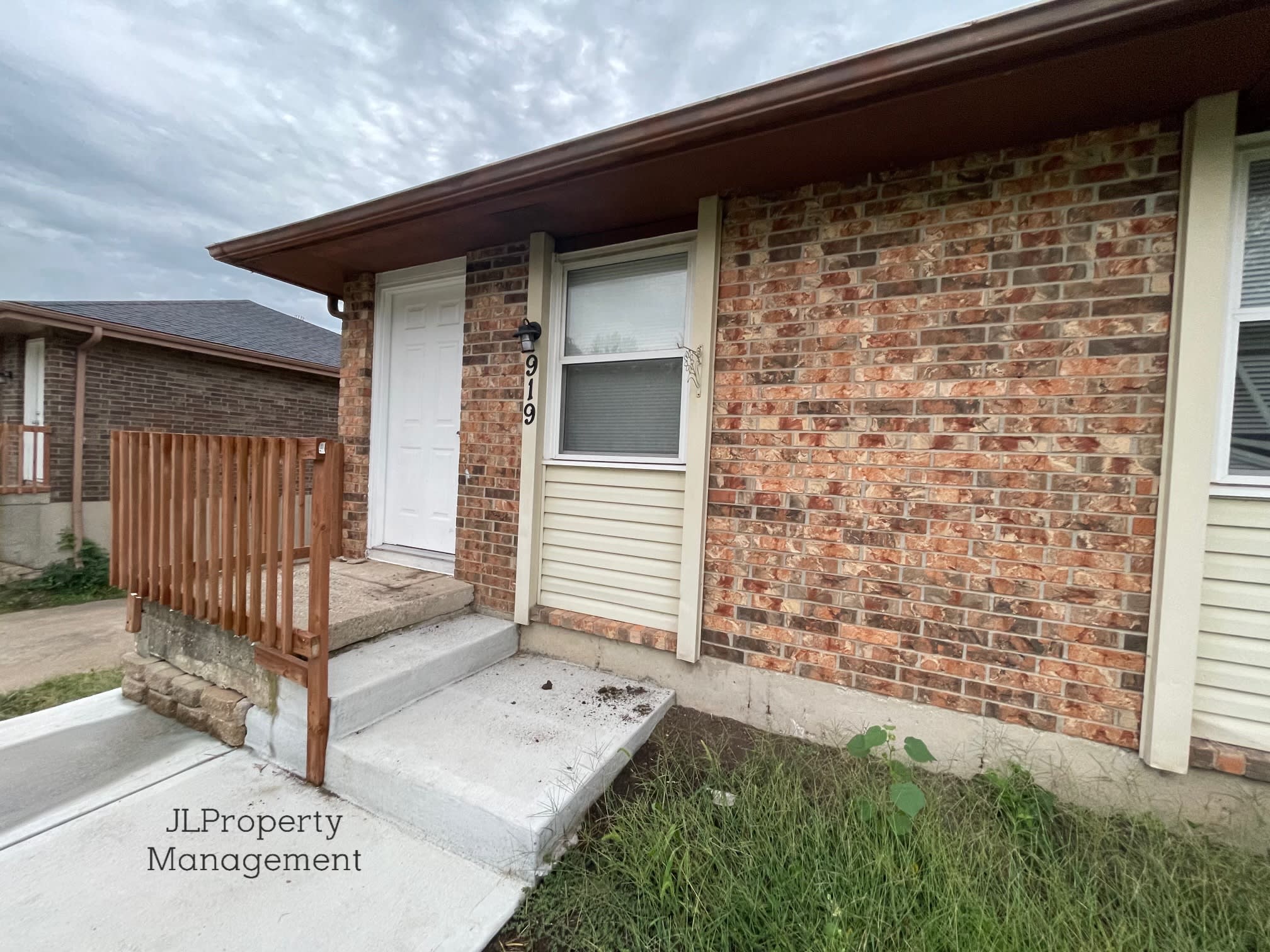 921 Sw Kingscross Rd – photo 1 of 11