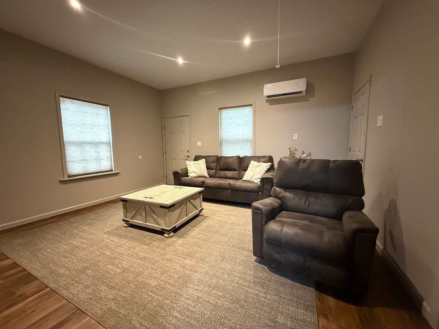 2 Bedrooms, 1 Bathroom – photo 1 of 11