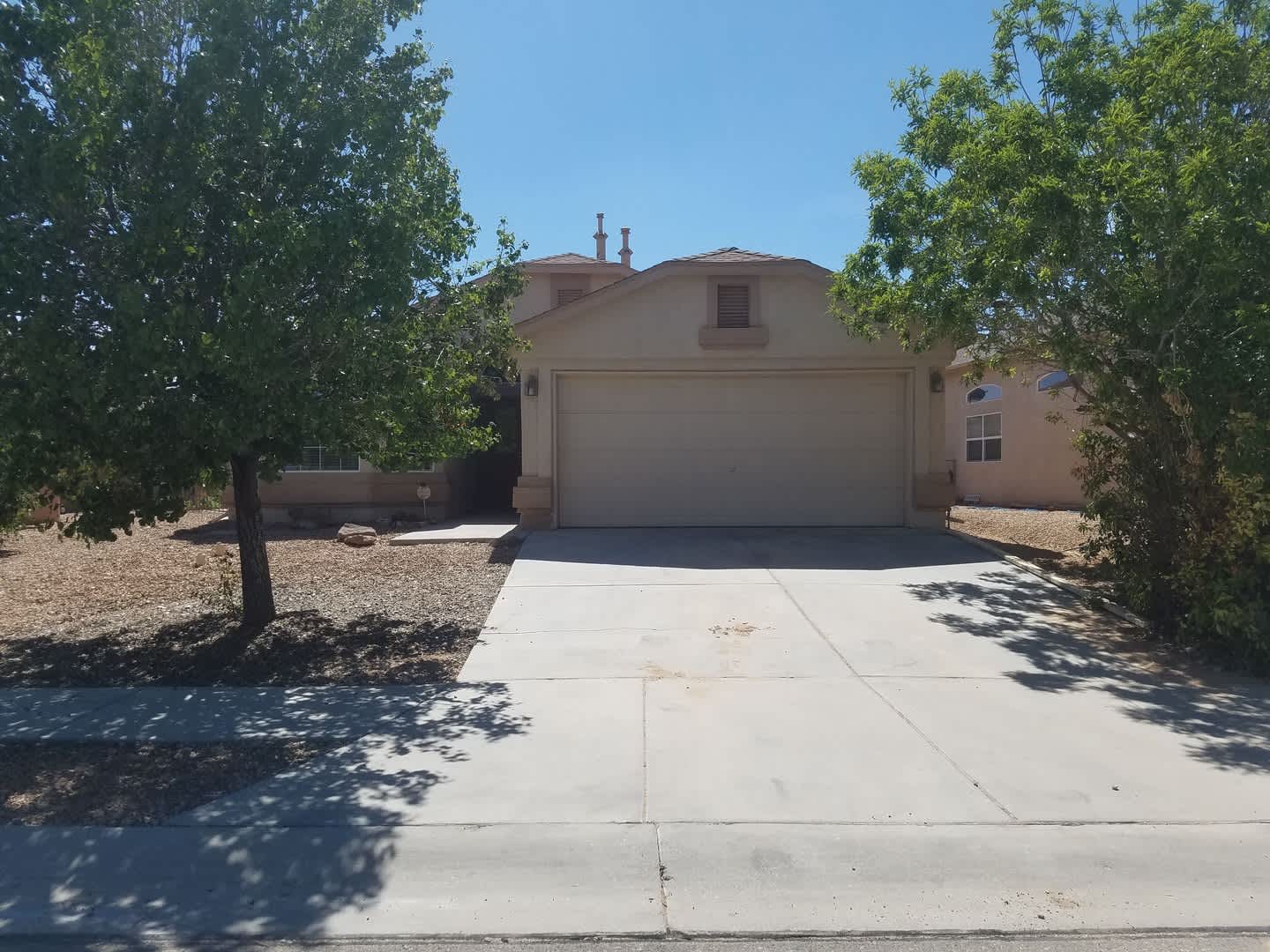 3 Bed 2 Bath 1400 Sq Ft Home In Huning Ranch New Carpet – photo 1 of 13