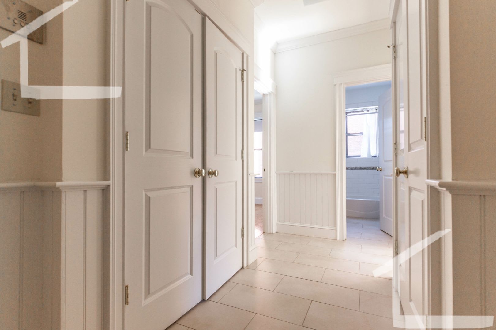 Newly Renovated 2Nd Floor 1 Bed Unit Right Next To The Green Line – photo 1