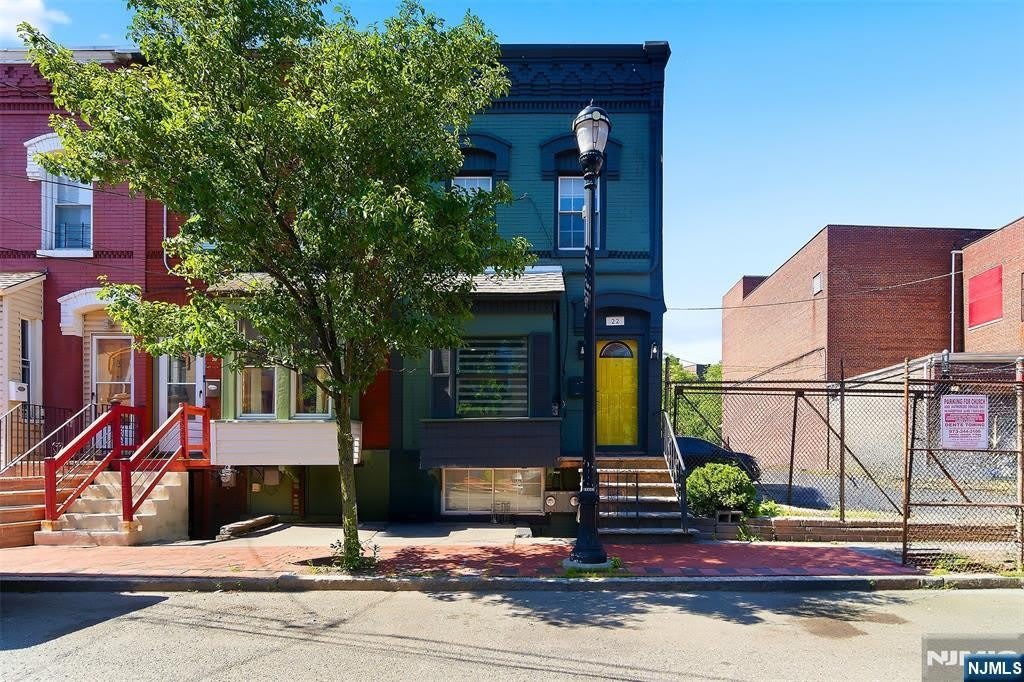 22 8Th Avenue – photo 1