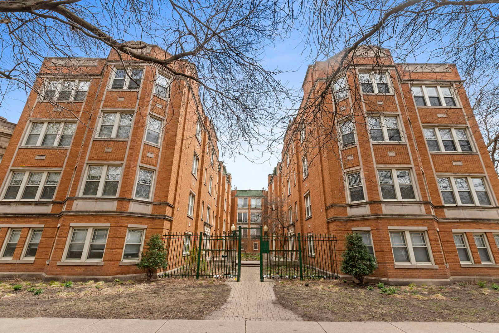 4505 North Greenview Avenue – photo 1
