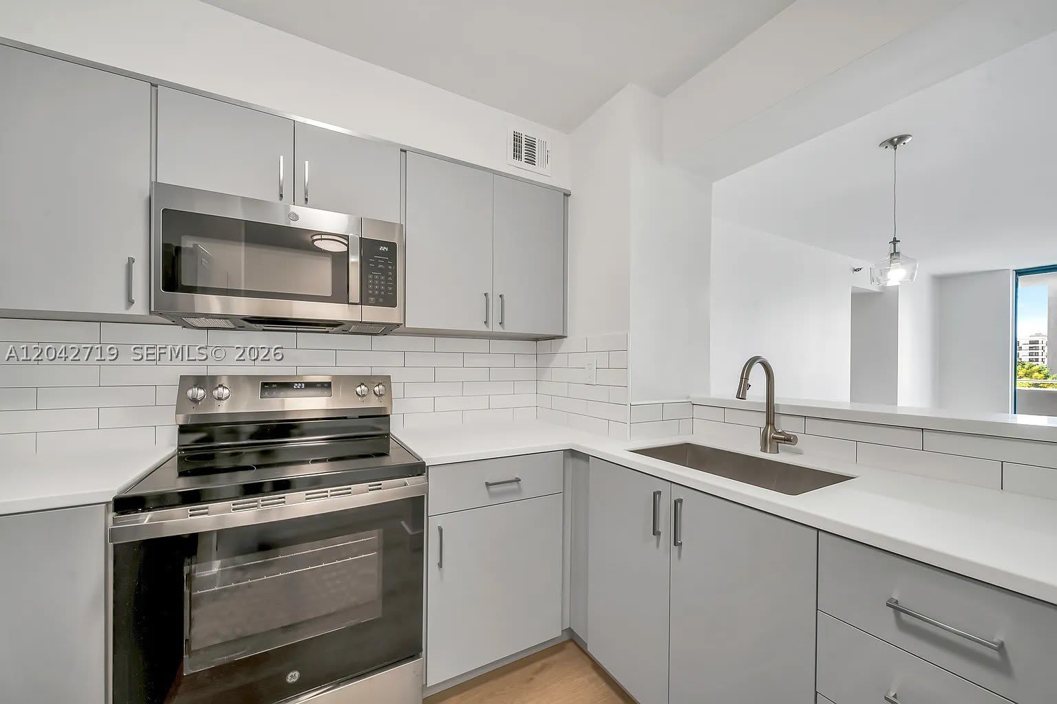 501 SW 1st St – photo 1