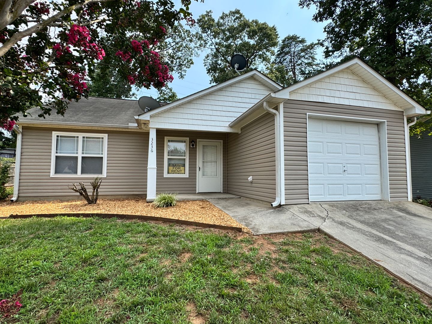 Convenient 3 Bedroom, 2 Bathroom House in Winston-Salem! – photo 1