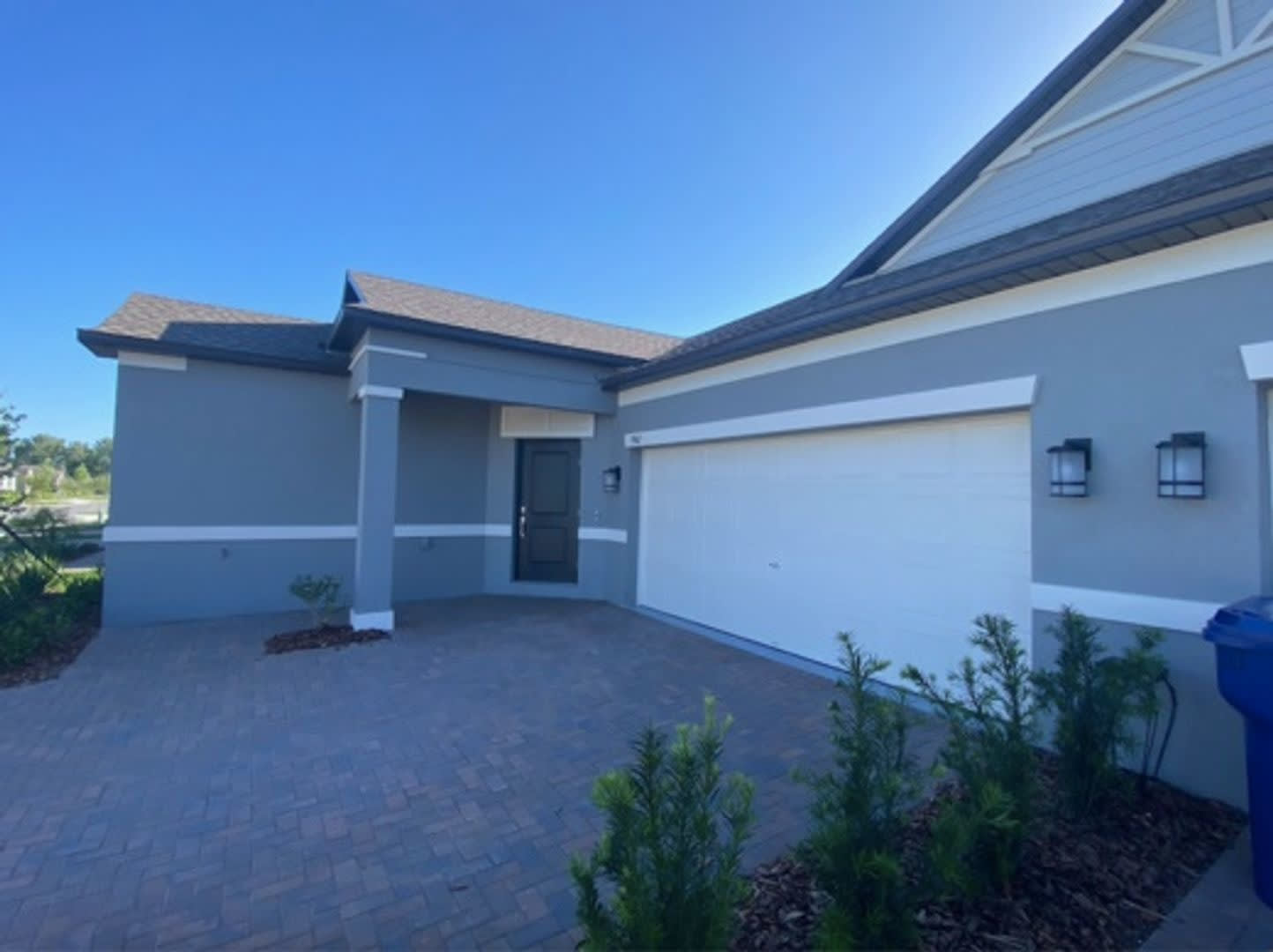 A Must See 3 Beds 2 Bths Villa Shows Like A House Modern Styling Open Layout Great Location And Loads Of Amenities – photo 1 of 19