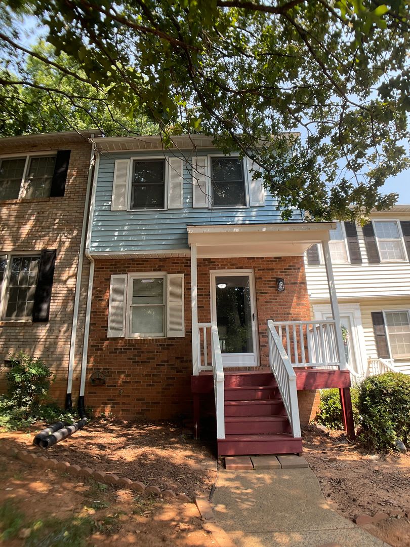 Beautifully Renovated 3 Bedroom Durham Townhome! – photo 1