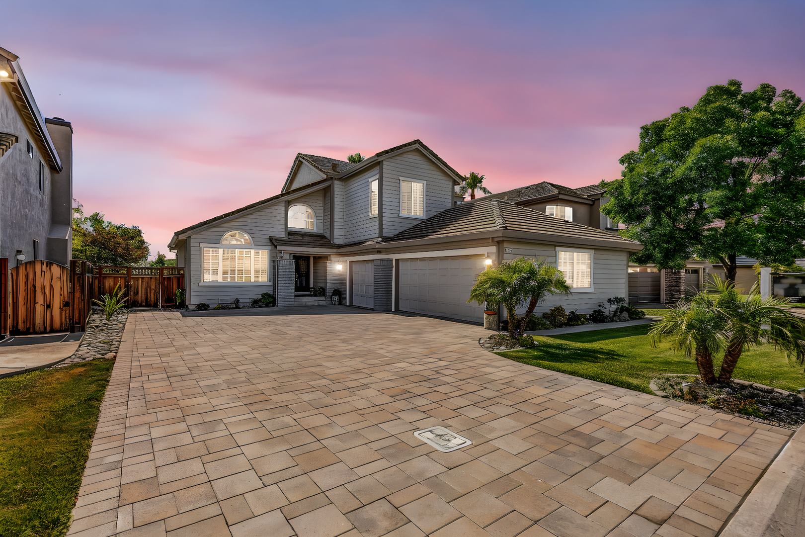 FANTASTIC UPDATED BEAUTY IN THE GATED GOLF COURSE COMMUNITY!!! – photo 1 of 59
